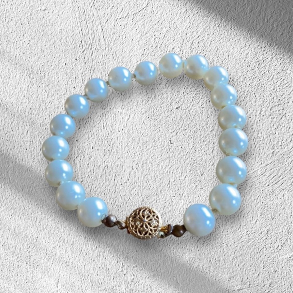Pearl bracelet w/ St. Benedict medal w/box clasp.